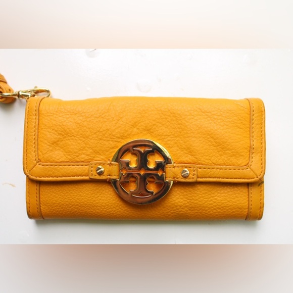 Tory Burch Amanda wristlet - Picture 2 of 16